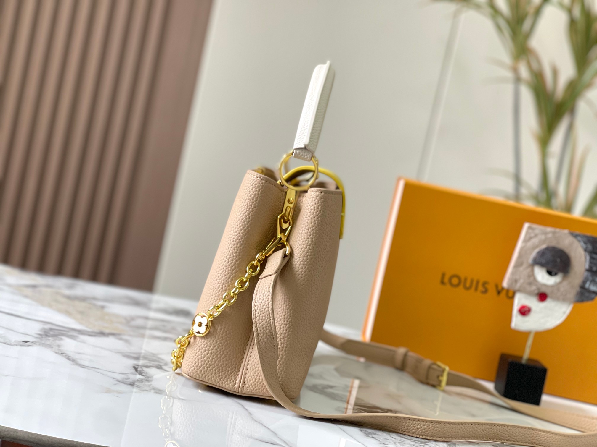 升级版 M20708杏色花卉三拼
Cap-ucines 中号手袋沐浴新季洗礼：金属 Monogram 花