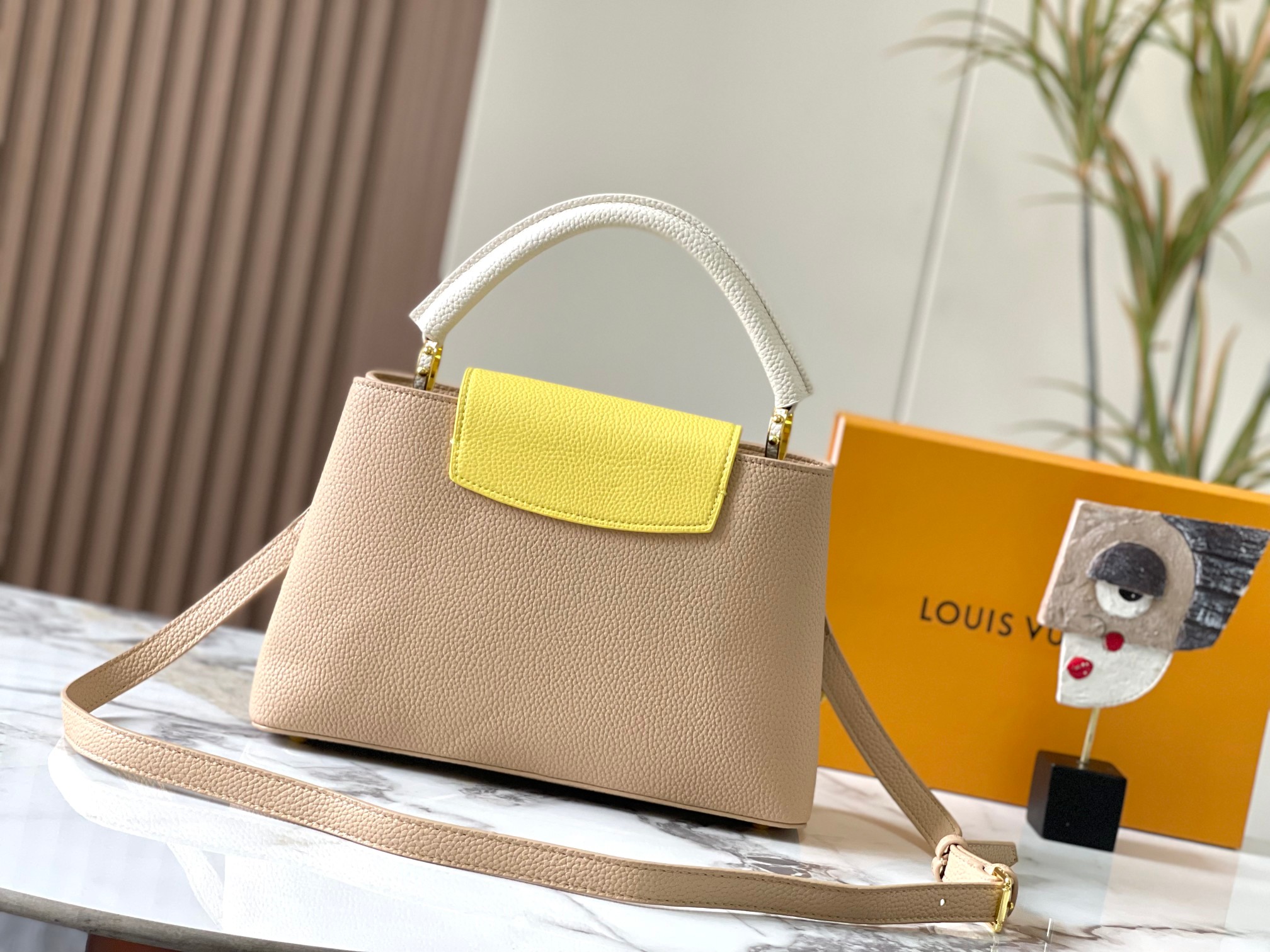 升级版 M20708杏色花卉三拼
Cap-ucines 中号手袋沐浴新季洗礼：金属 Monogram 花