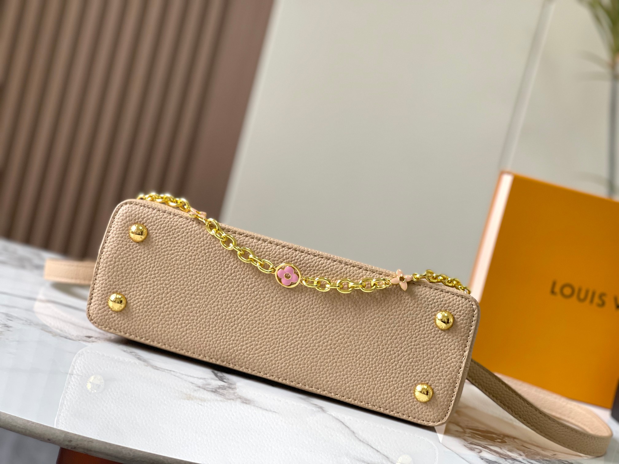 升级版 M20708杏色花卉三拼
Cap-ucines 中号手袋沐浴新季洗礼：金属 Monogram 花