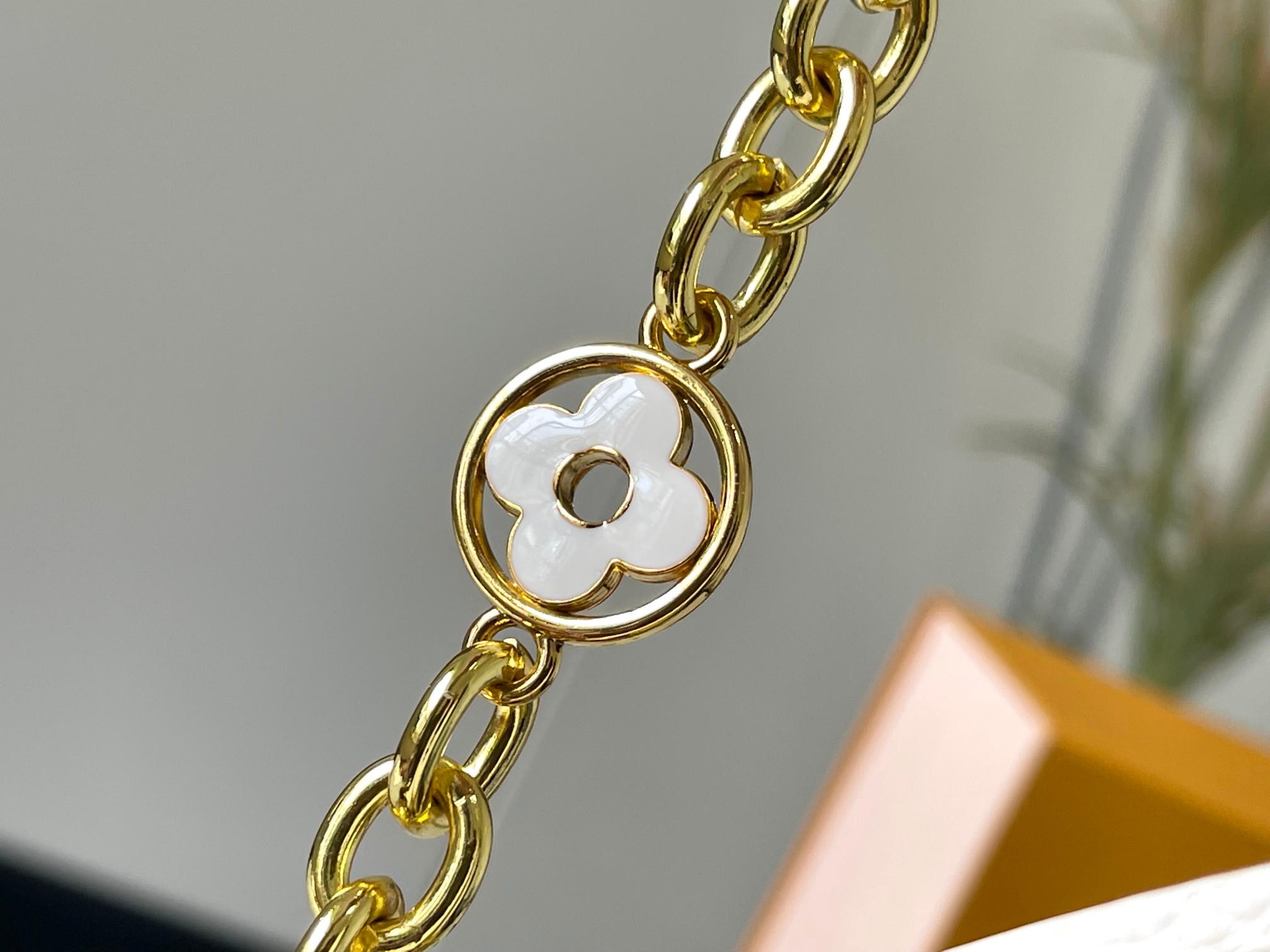 升级版 M20708杏色花卉三拼
Cap-ucines 中号手袋沐浴新季洗礼：金属 Monogram 花