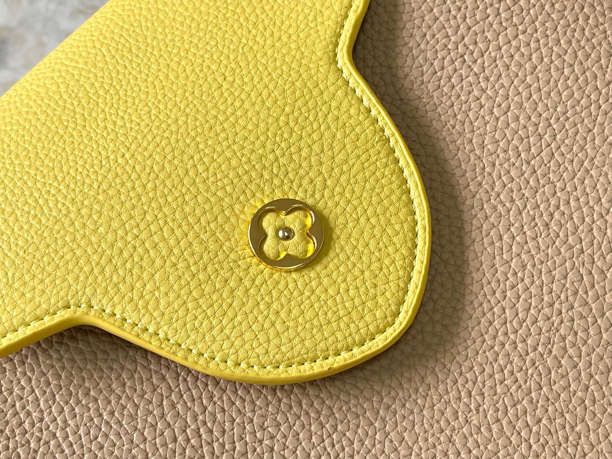 升级版 M20708杏色花卉三拼
Cap-ucines 中号手袋沐浴新季洗礼：金属 Monogram 花