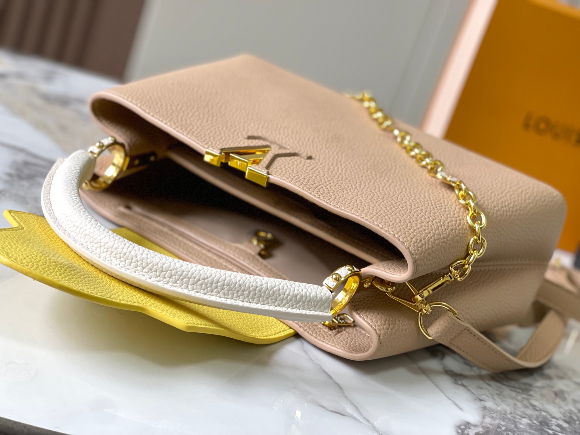 升级版 M20708杏色花卉三拼
Cap-ucines 中号手袋沐浴新季洗礼：金属 Monogram 花