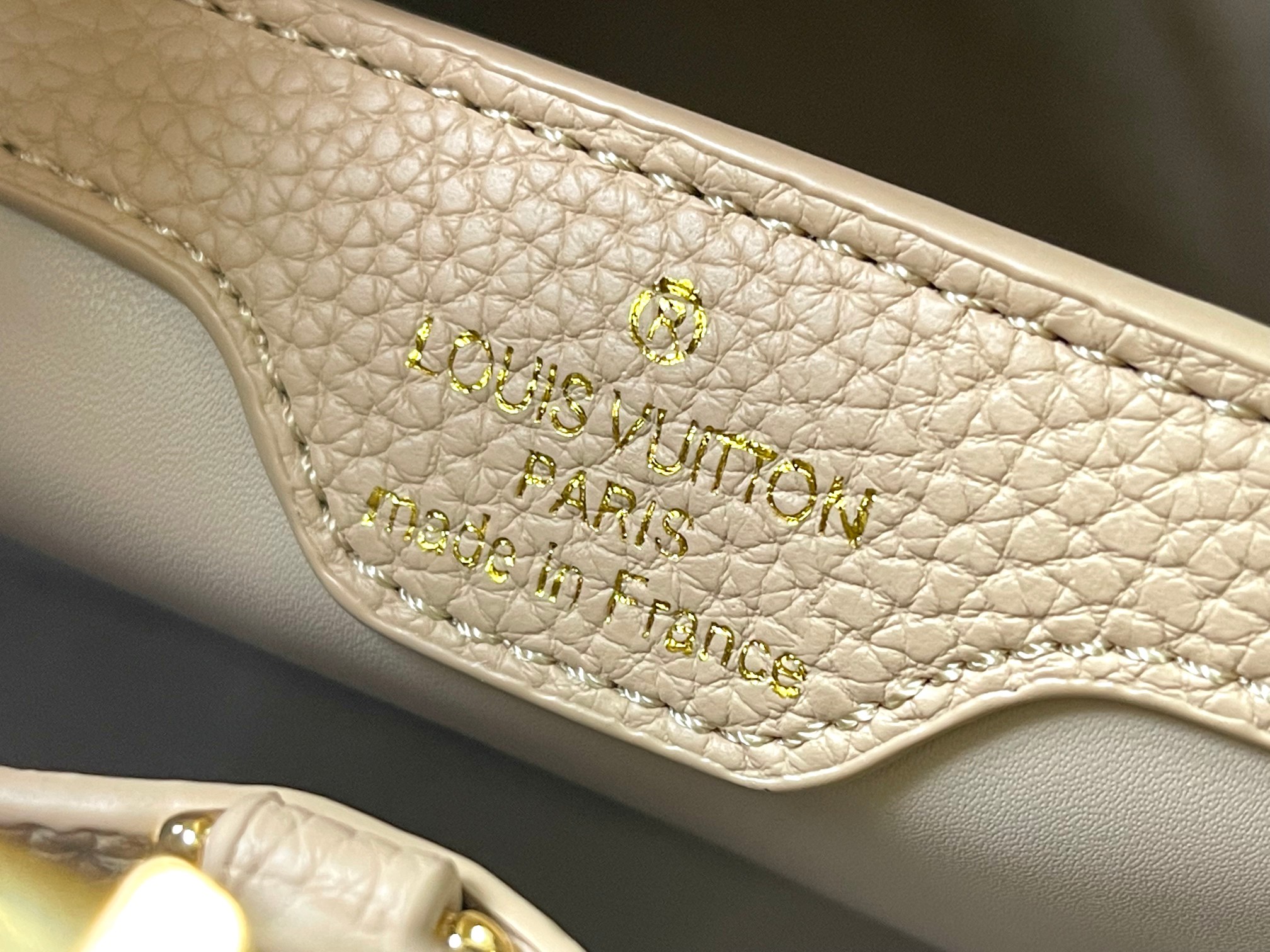 升级版 M20708杏色花卉三拼
Cap-ucines 中号手袋沐浴新季洗礼：金属 Monogram 花