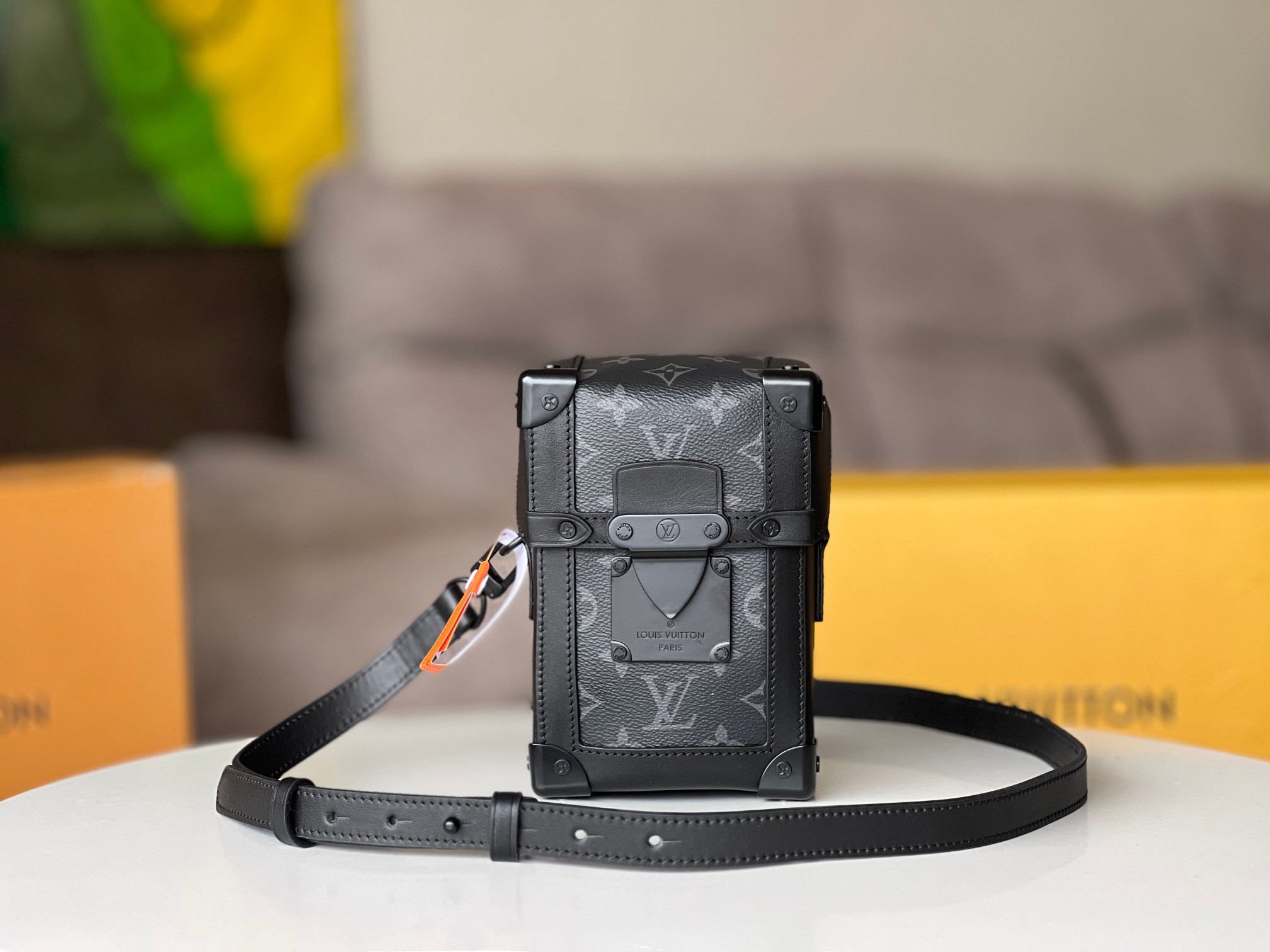 NO:200838,Top original list [New product M82077 Black Flower] Vertical Trunk mini handbag adheres to the design concept rooted in the depths of Louis Vuitton. It uses Monogram Eclipse canvas to create a square configuration, which together with rivets and reinforced bag corners highlights the brand's traditional hard box elements. The magnetic buckle flap enables safe storage, and the removable and adjustable shoulder strap is convenient for shoulder or crossbody. Detailed features 10.7 x 17.5 x 6.8 cm (length x height x width), LV [top original list], christian louboutin, louis vuitton, louis vuitton19860909顶级原单【新品 M82077黑花】Vertical Trunk 迷你手袋秉承植根于路易威登深处的设计理念,以 Monogram Eclipse 帆布塑造方正构型,与铆钉和加固包角一道彰显品牌传统硬箱元素.磁扣翻盖实现稳妥收纳,可拆卸并调节的肩带方便肩背或斜挎. 详细特征10.7 x 17.5 x 6.8厘米(长度 x 高 x 宽),LV【顶级原单】,christian louboutin,louis vuitton,louis vuitton,Bag