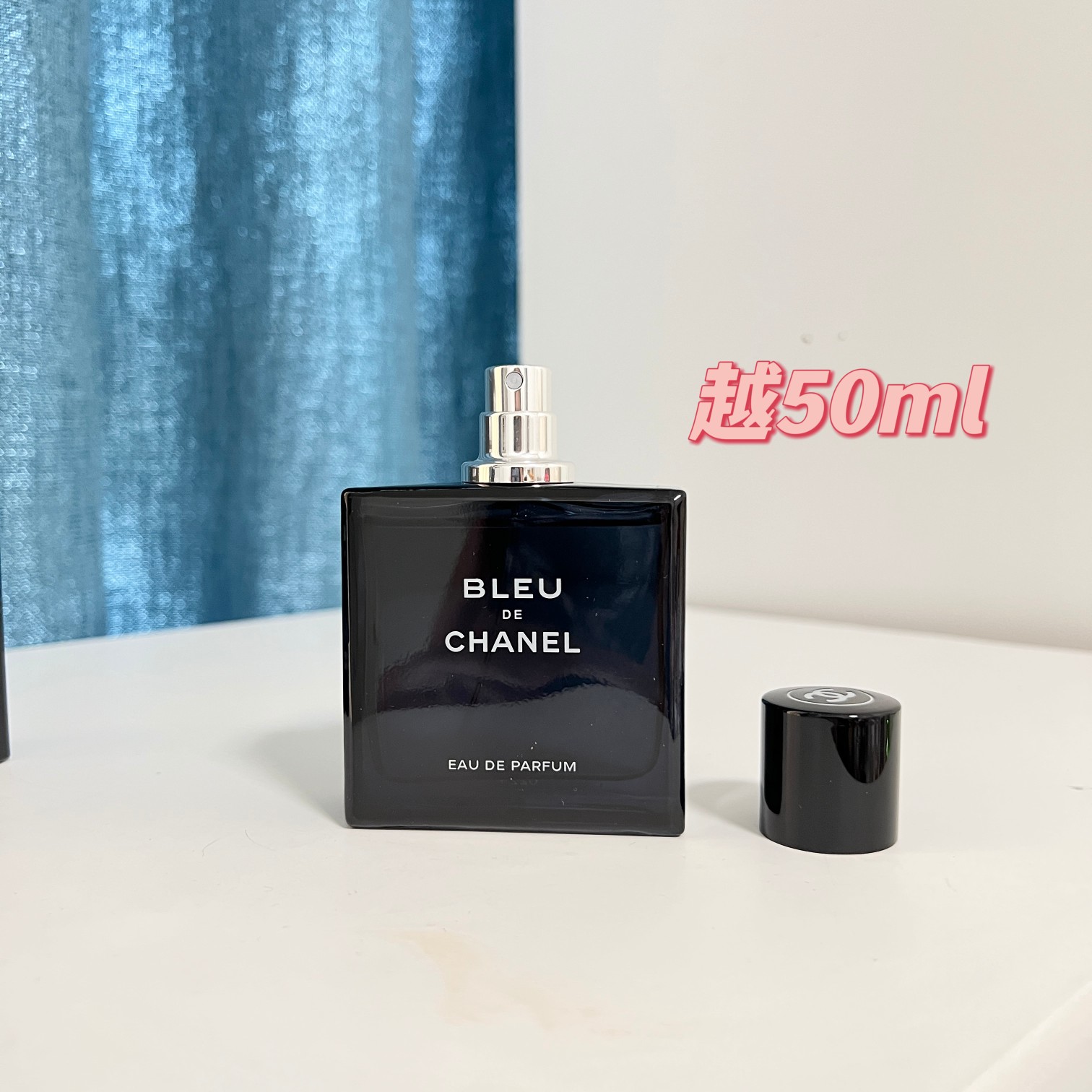 p90!#让你的女人把持不住的味道,男人一生总得有次这样的体验# 【Ch@nel香柰尔BLEU蔚蓝淡香精系列男士浓香水正装50ML】震撼业界,男人一生总得有一瓶!井柏然,李现,许凯同款浓香代言!随意对比市面任意版本,比不过包退包换,【咱家磁吸瓶盖+内里浮雕logo+墨绿色瓶身】前所未有,业界首单!炒鸡无敌斩女香!【每盒都带免税直邮防伪贴,扫码查询输入串码即可显示正规产品】都是珍品,随意比对,洒洒水就能秒掉,因为这种价格实在太白菜!抢到赚到! 说实话,喷一喷即是你们老公的味道!(PS:姑娘们的老公井柏然,李现,许凯同系列同款)木质馥奇香调,整体是沉稳内敛又隐隐的性感撩人,留香时间长,而且越久越好闻,呈现的是来自卡拉布里亚或者西西里岛的柳橙与柠檬的味道,弥漫在湛蓝的天空与蔚蓝的海岸之间摇曳的风中,还隐约飘散着葡萄柚、薄荷、肉豆蔻的气息,是荷尔蒙的味道! 卖珍品撤柜渠道的东西无法控制每位铁粉都可以买到!所以数量实在是有限!所以只能按照先下单顺序发货!剁手都要入,绝对不后悔!即使不喷放着装饰都好看!数量稀少!且抢且珍惜!闭眼入!