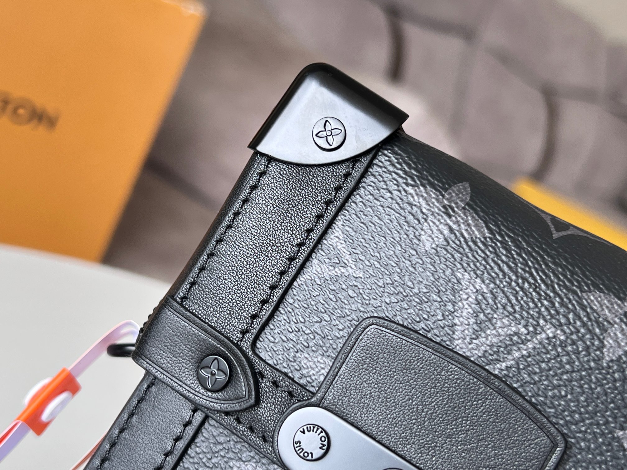 NO:200843,Top original list [New product M82077 Black Flower] Vertical Trunk Mini Handbag More details...,LV [Top original list],louis vuitton19860909顶级原单【新品 M82077黑花】Vertical Trunk 迷你手袋更多细节……,LV【顶级原单】,louis vuitton,Bag