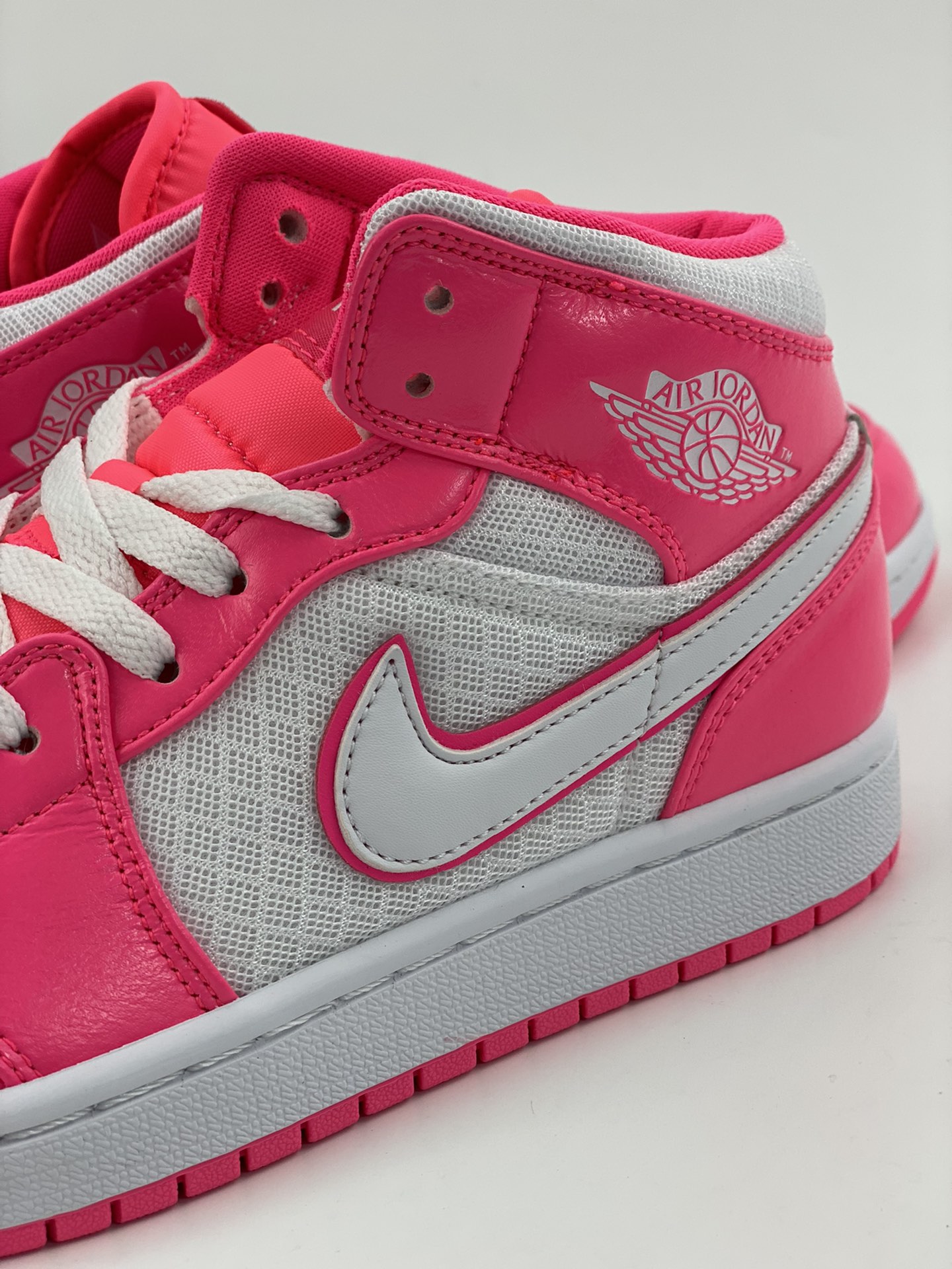 Air Jordan 1 Mid ”Hyper Pink” 555112-611