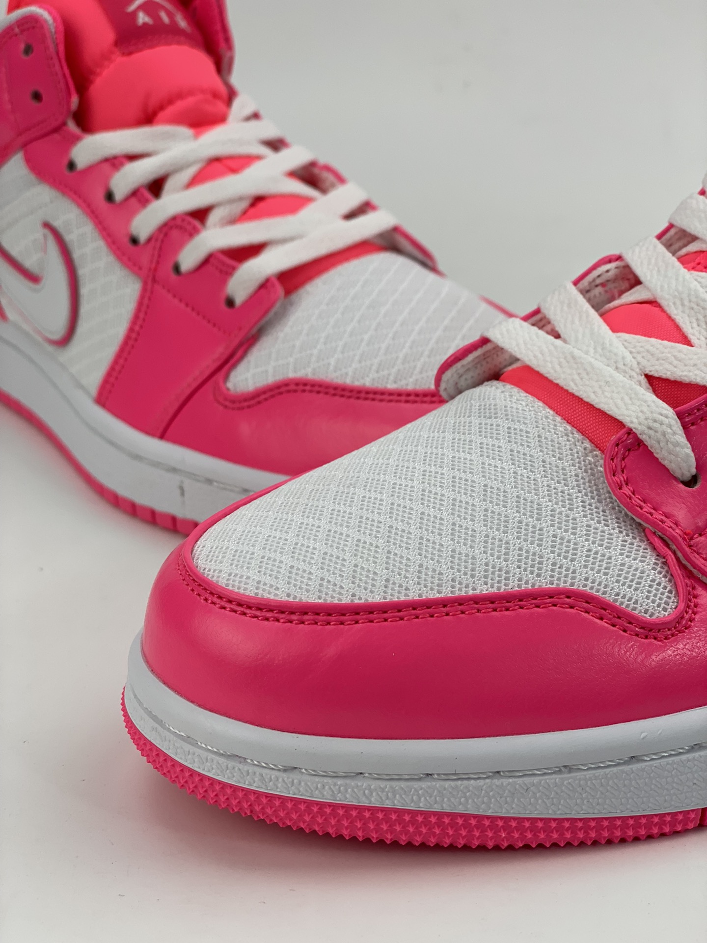 Air Jordan 1 Mid ”Hyper Pink” 555112-611