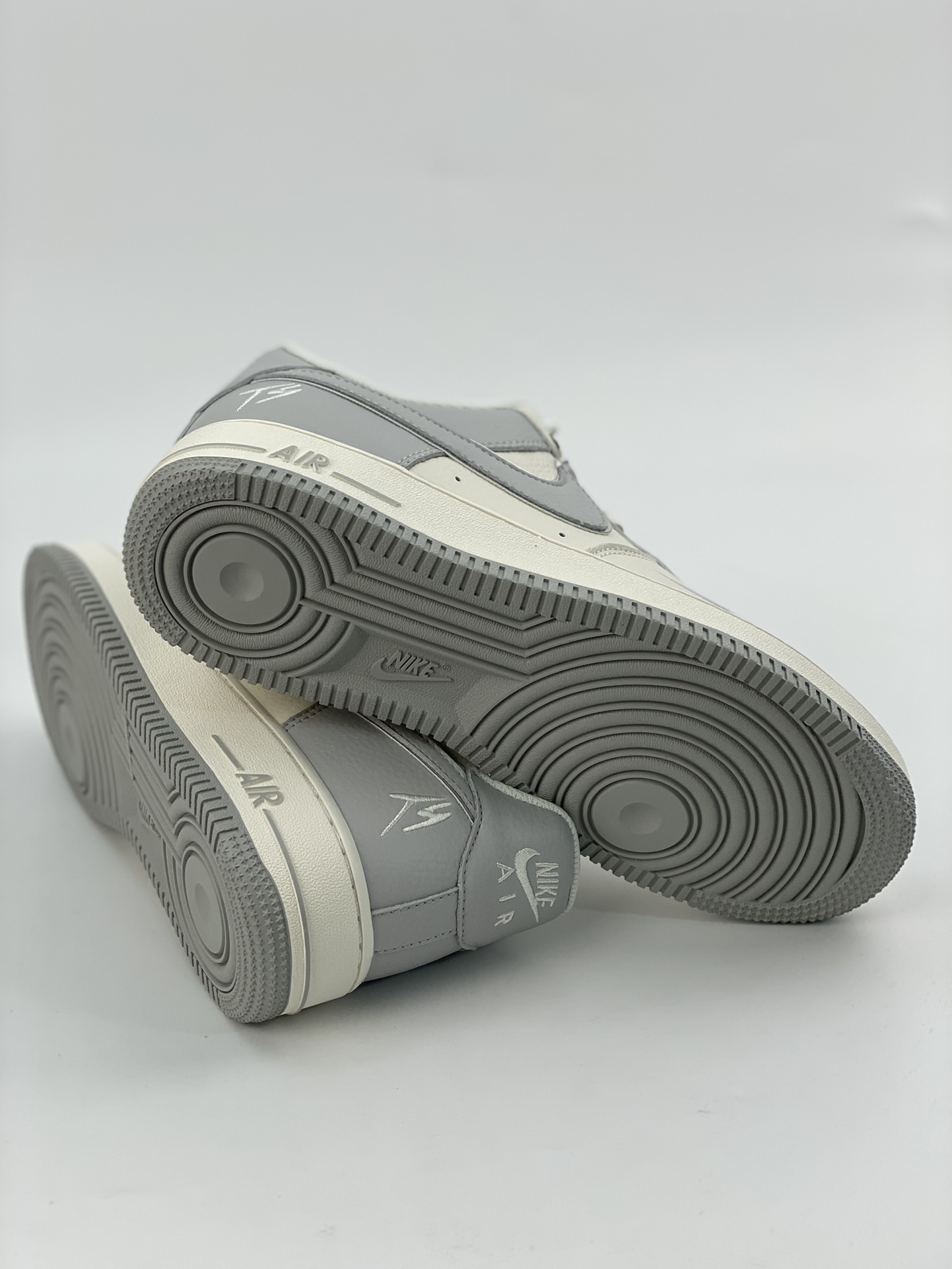 260 Nike Air Force 1 Low 07 白灰小钩 IO5636-888