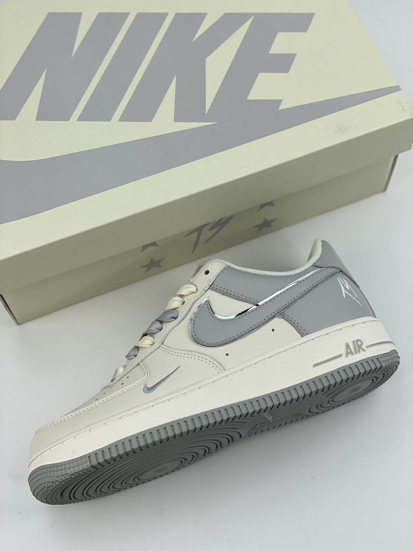 260 Nike Air Force 1 Low 07 白灰小钩 IO5636-888