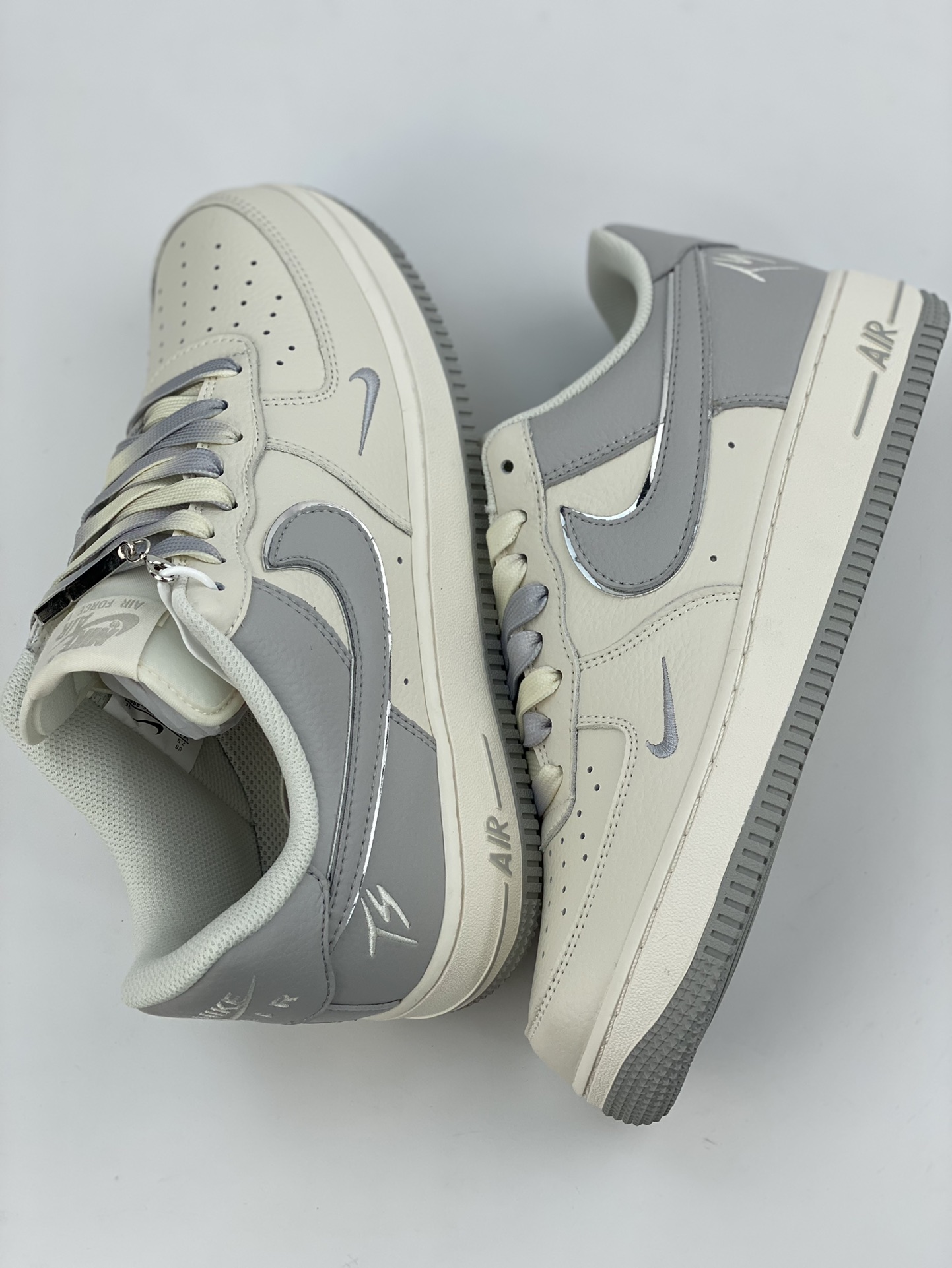 260 Nike Air Force 1 Low 07 白灰小钩 IO5636-888