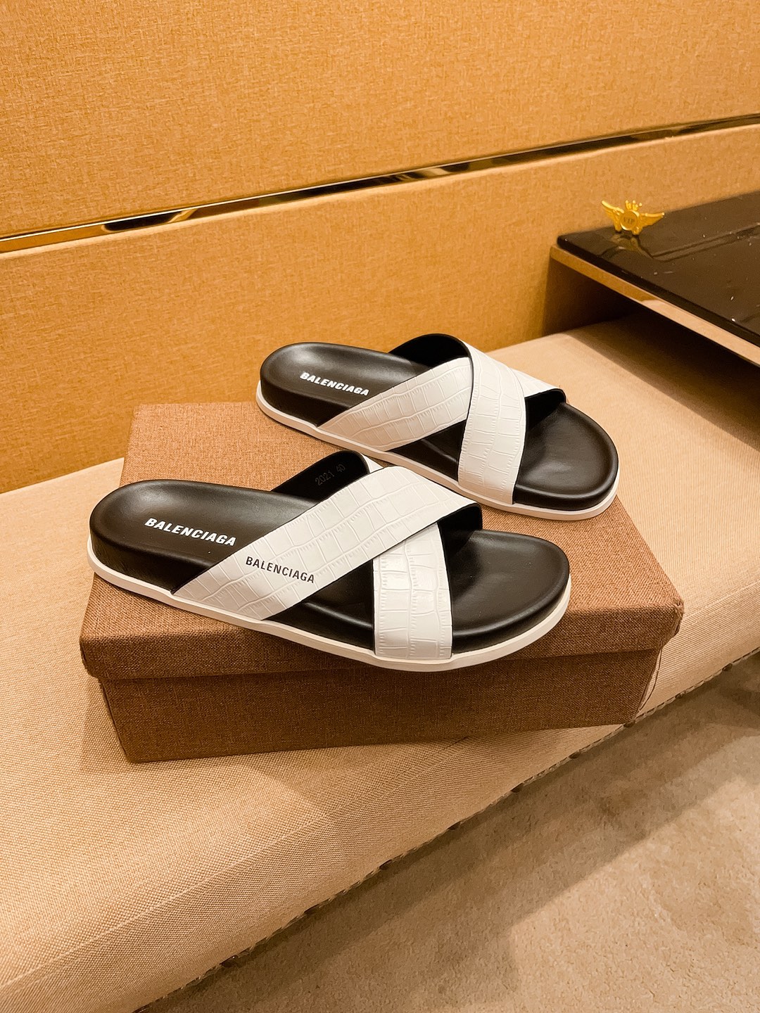 NO:354825,New model is on sale [Balenciaga Slippers] High-end 1:1 mold customization, original upgraded version, lighter and non-slip. Top quality in the market, fashion and trendy, versatile and hot, simple and tasteful, must-have for trendy people, exuding a fashionable and casual atmosphere, fashion is right under your feet, full of confidence, the same spring and summer slippers in the counter are coming, it is super beautiful to wear, 38-44 2 colors available, balenciaga, slippers19860909新款上市【巴黎世家 拖鞋】高端1:1开模定制,原版升级版大底,更轻便,防滑.市场顶级品质,,时尚主打潮流,百搭爆款,简单不失品味,潮人必备,散发时尚休闲气息,时尚就在脚下,自信满满,专柜同款春夏季拖鞋的季节来了,穿起来超级唯美, ,38-44 2 色可选,,balenciaga,slippers,Men's shoes