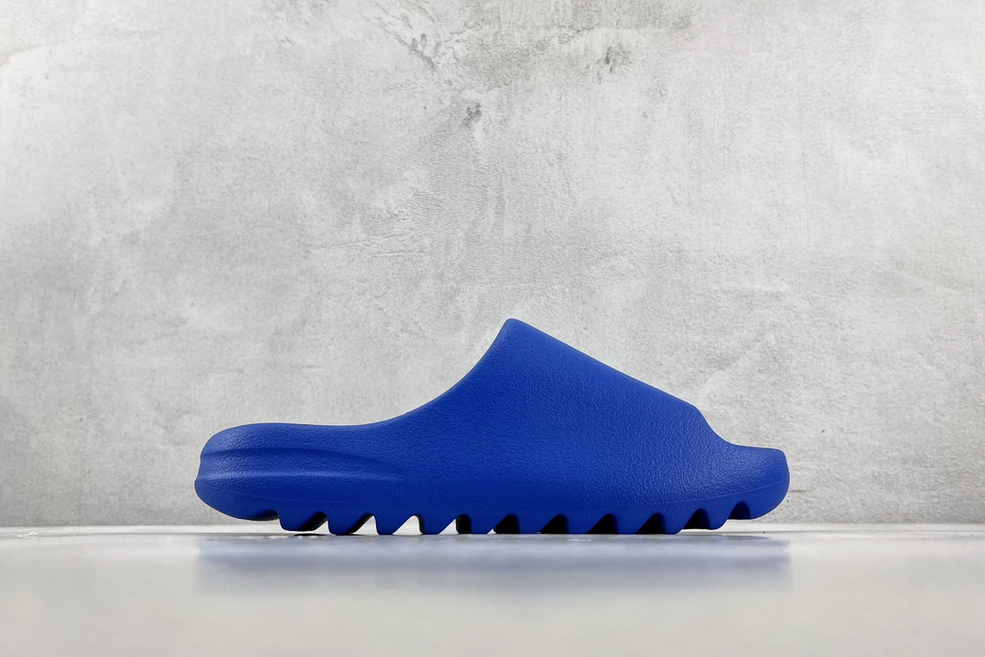 Matte adidas originals Yeezy Slide ”Azure” Klein Blue ID4133