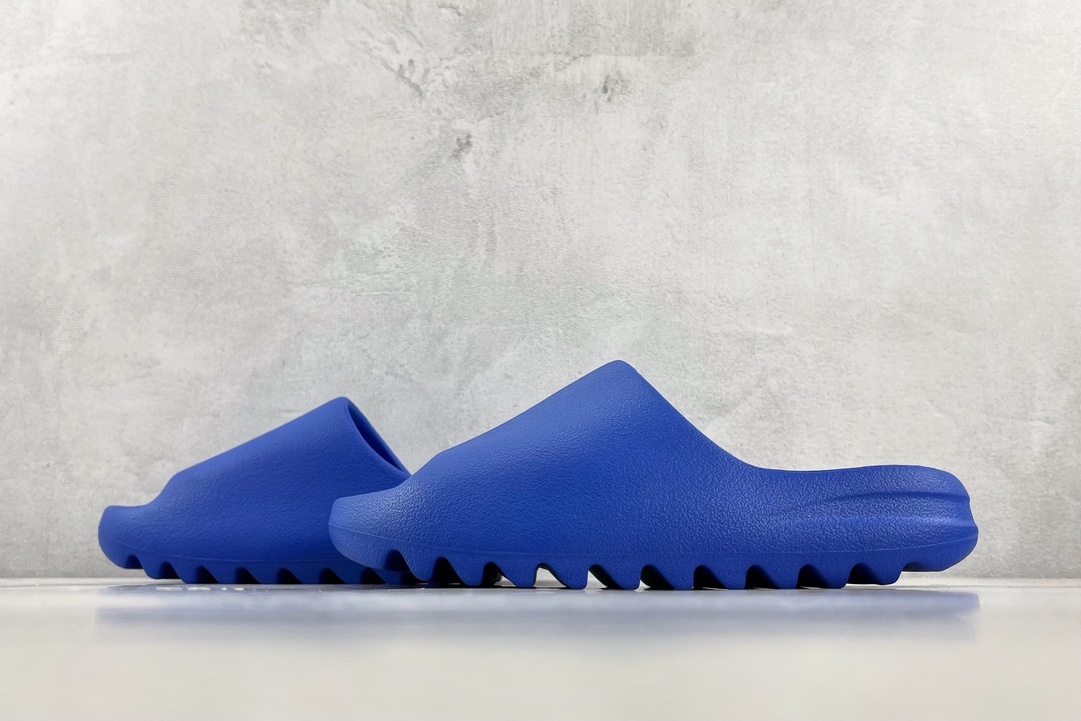 Matte adidas originals Yeezy Slide ”Azure” Klein Blue ID4133