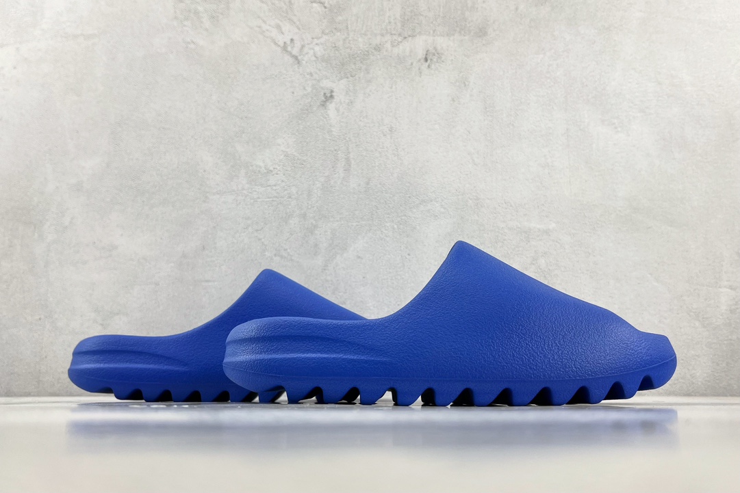 Matte adidas originals Yeezy Slide ”Azure” Klein Blue ID4133