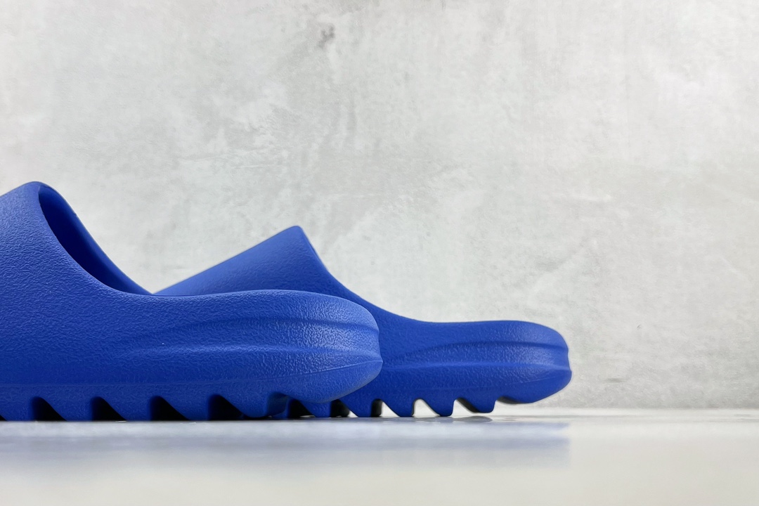 Matte adidas originals Yeezy Slide ”Azure” Klein Blue ID4133