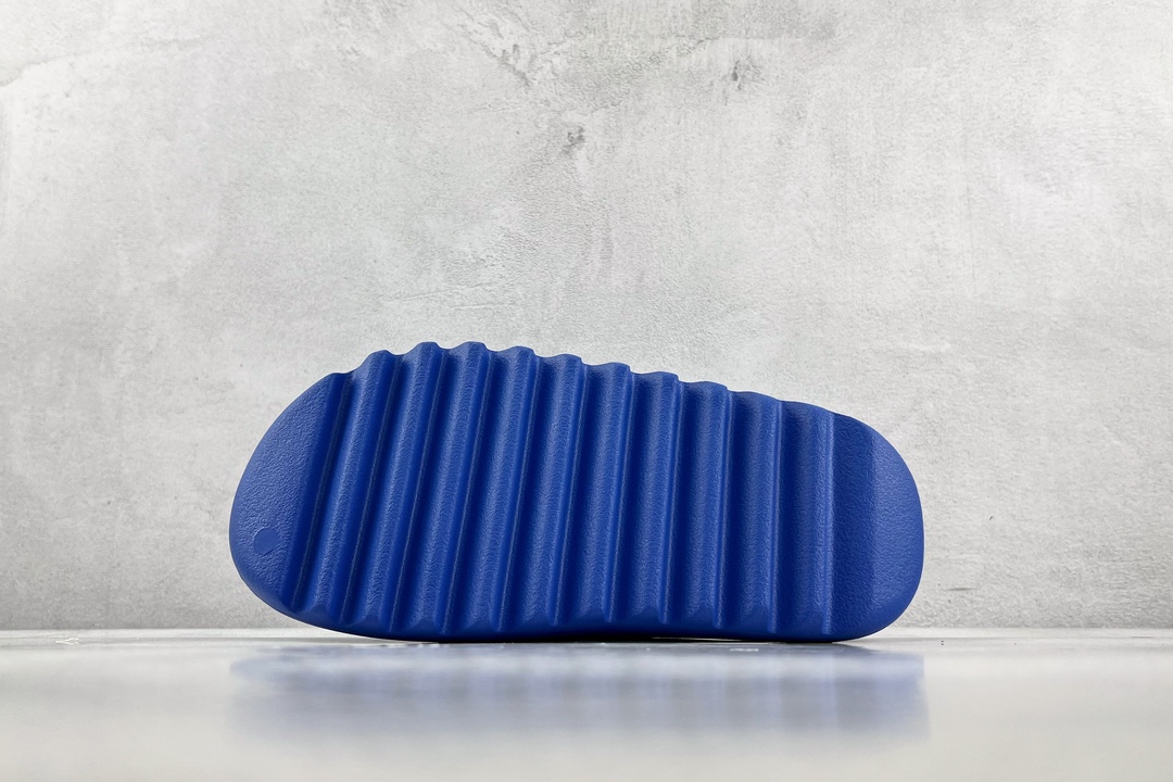 Matte adidas originals Yeezy Slide ”Azure” Klein Blue ID4133