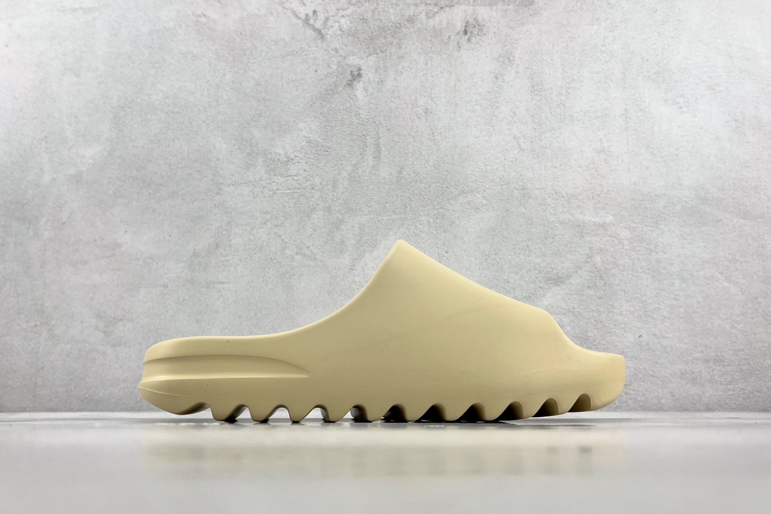 Glossy adidas originals Yeezy Slide ”bone” bone white FW6345