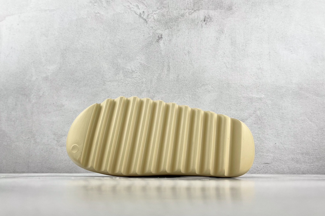 Glossy adidas originals Yeezy Slide ”bone” bone white FW6345