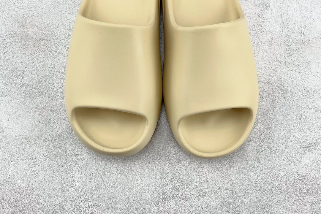 Glossy adidas originals Yeezy Slide ”bone” bone white FW6345