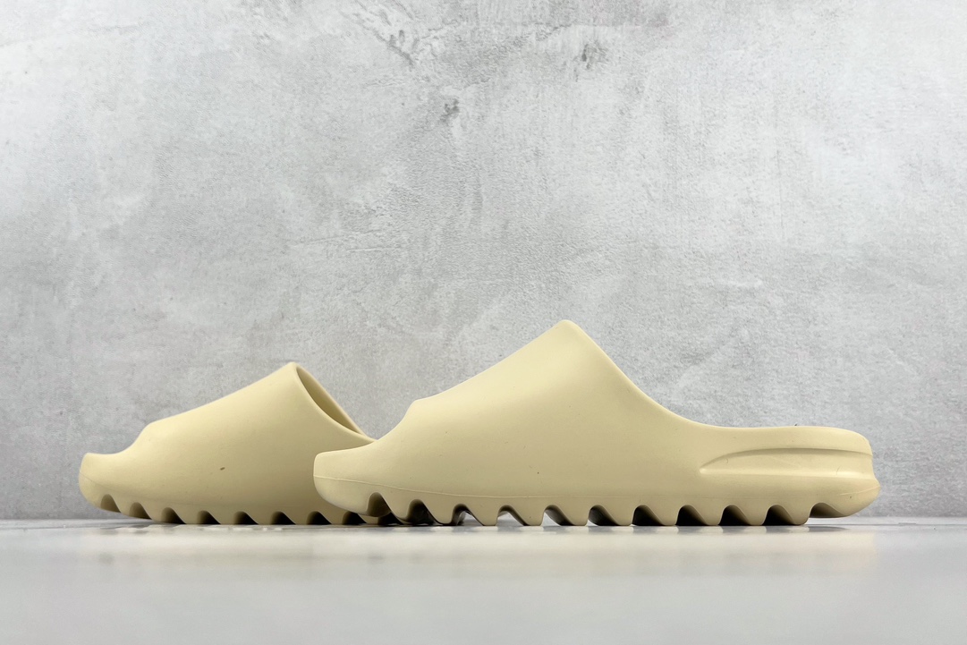 Glossy adidas originals Yeezy Slide ”bone” bone white FW6345