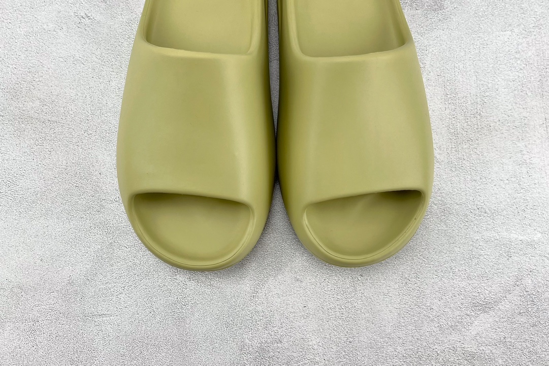 Glossy adidas originals Yeezy Slide ”resin” bean green FX0494