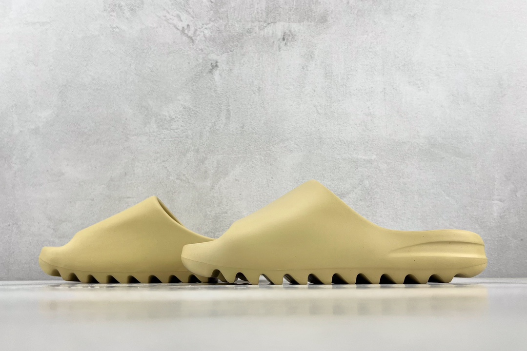 Glossy adidas originals Yeezy Slide ”'sand” FW6344