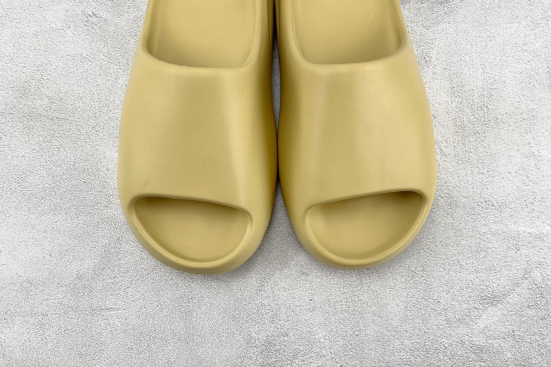 Glossy adidas originals Yeezy Slide ”'sand” FW6344