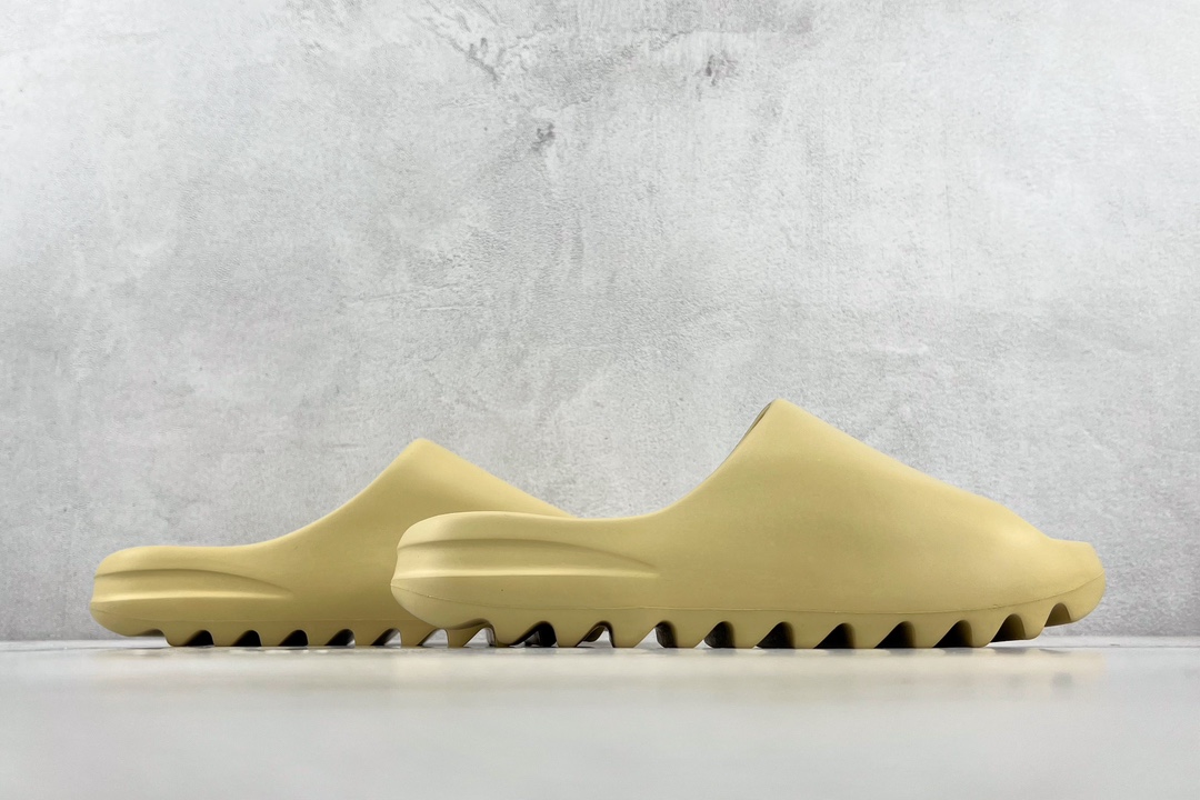 Glossy adidas originals Yeezy Slide ”'sand” FW6344