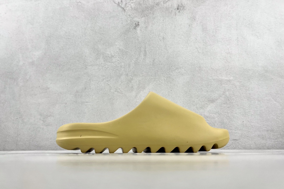 Glossy adidas originals Yeezy Slide ”'sand” FW6344