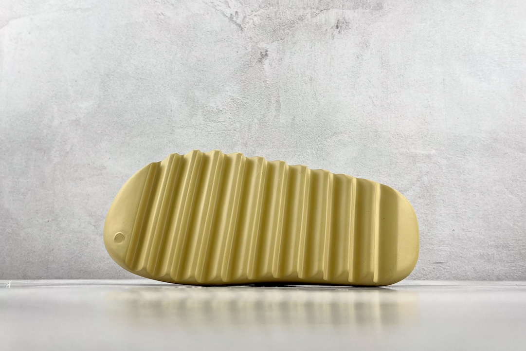 Glossy adidas originals Yeezy Slide ”'sand” FW6344