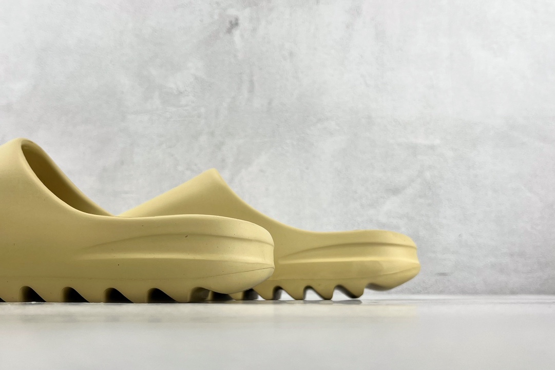 Glossy adidas originals Yeezy Slide ”'sand” FW6344