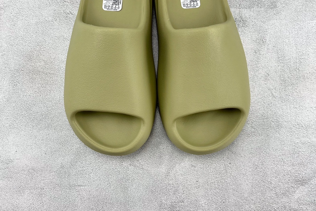 Matte adidas originals Yeezy Slide ”Resin” Stem Green FZ5904