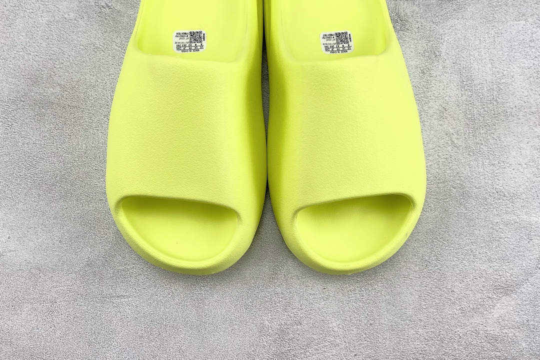 Matte adidas originals Yeezy Slide ”glow green” apple green HQ6447