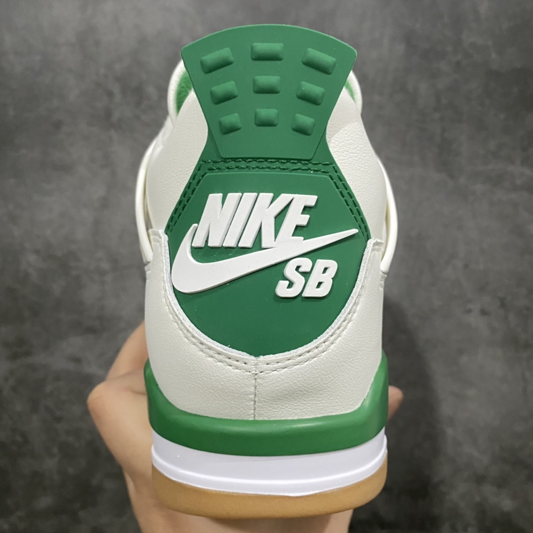 图片[4]-【神版小绿x】 NK SB x Air Jordan AJ4联名绿松石 白绿 DR5415-103n重点区分市面 唯一正确细节 后跟饰片中心位置有合模线 超弹硅胶材质 内层不织布补强 补强为硅胶提供更强耐久性 避免断裂 毫无疑问市场中端王者 耗时半年巨作 全套原纸板楦头开发 确保原汁原味 完美呈现四代版型 一比一鞋头弧度高度鞋身弧度 此版本只针对中端市场 皮料材质有所更替 其他数据细节工艺流程均保持一致 绝不口嗨 细节品控鞋型随意秒杀市面3XX 4XX 原厂TPU网格鞋带扣 正确内里网布 菱角分明不变形无多余毛边 柔软性质感一致于原鞋 市场唯一原厂鞋扣模具 背面可见隐藏注塑口 原厂织唛标 原厂飞人电绣工艺 尾指中部跳三针 独家绑鞋带手法 印刷中底布 四线拉帮 米色美纹纸贴合固定 进口港宝加持 后跟自然饱满 全鞋荧光划线卡点 追求极致完美 每一双都是工艺品 多重QC质检 超越公司货的品控标准 实实在在的免检产品  尺码：40 40.5 41 42 42.5 43 44 44.5 45 46 47.5 48.5-莆田鞋批发中心