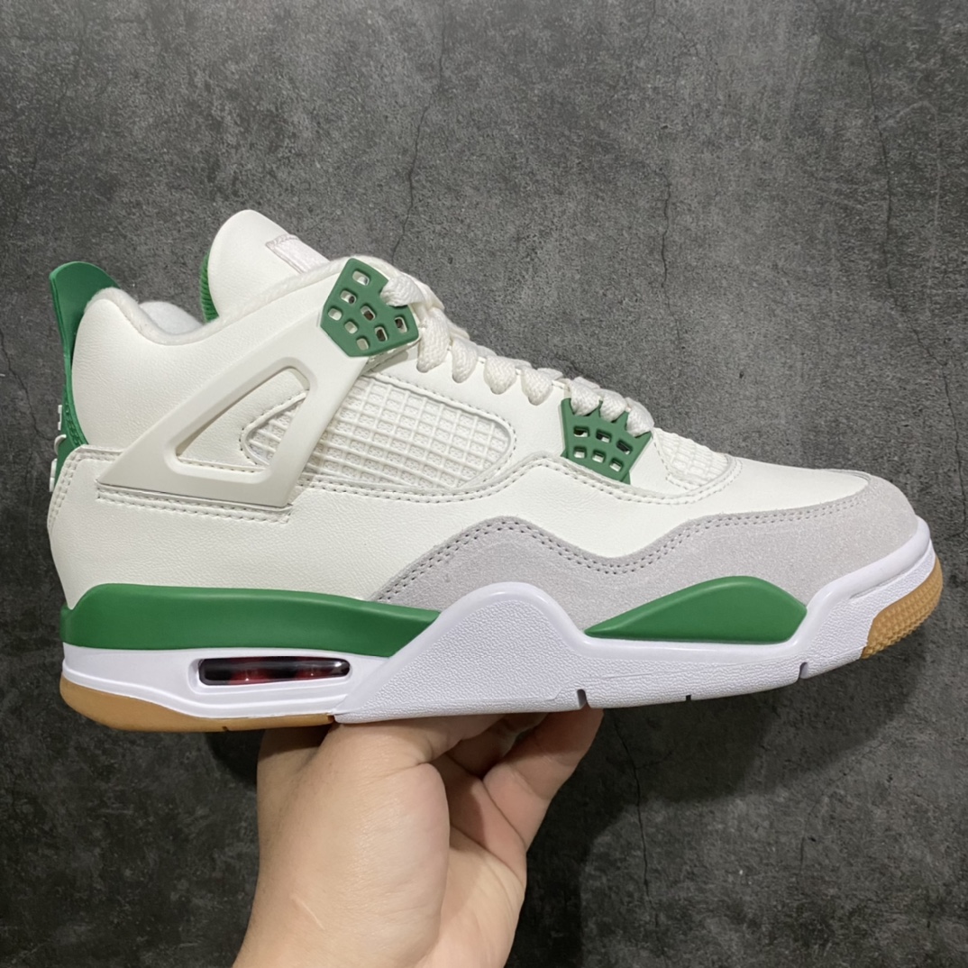 【神版小绿x】 NK SB x Air Jordan AJ4联名绿松石 白绿 DR5415-103n重点区分市面 唯一正确细节 后跟饰片中心位置有合模线 超弹硅胶材质 内层不织布补强 补强为硅胶提供更强耐久性 避免断裂 毫无疑问市场中端王者 耗时半年巨作 全套原纸板楦头开发 确保原汁原味 完美呈现四代版型 一比一鞋头弧度高度鞋身弧度 此版本只针对中端市场 皮料材质有所更替 其他数据细节工艺流程均保持一致 绝不口嗨 细节品控鞋型随意秒杀市面3XX 4XX 原厂TPU网格鞋带扣 正确内里网布 菱角分明不变形无多余毛边 柔软性质感一致于原鞋 市场唯一原厂鞋扣模具 背面可见隐藏注塑口 原厂织唛标 原厂飞人电绣工艺 尾指中部跳三针 独家绑鞋带手法 印刷中底布 四线拉帮 米色美纹纸贴合固定 进口港宝加持 后跟自然饱满 全鞋荧光划线卡点 追求极致完美 每一双都是工艺品 多重QC质检 超越公司货的品控标准 实实在在的免检产品  尺码：40 40.5 41 42 42.5 43 44 44.5 45 46 47.5 48.5-莆田鞋批发中心