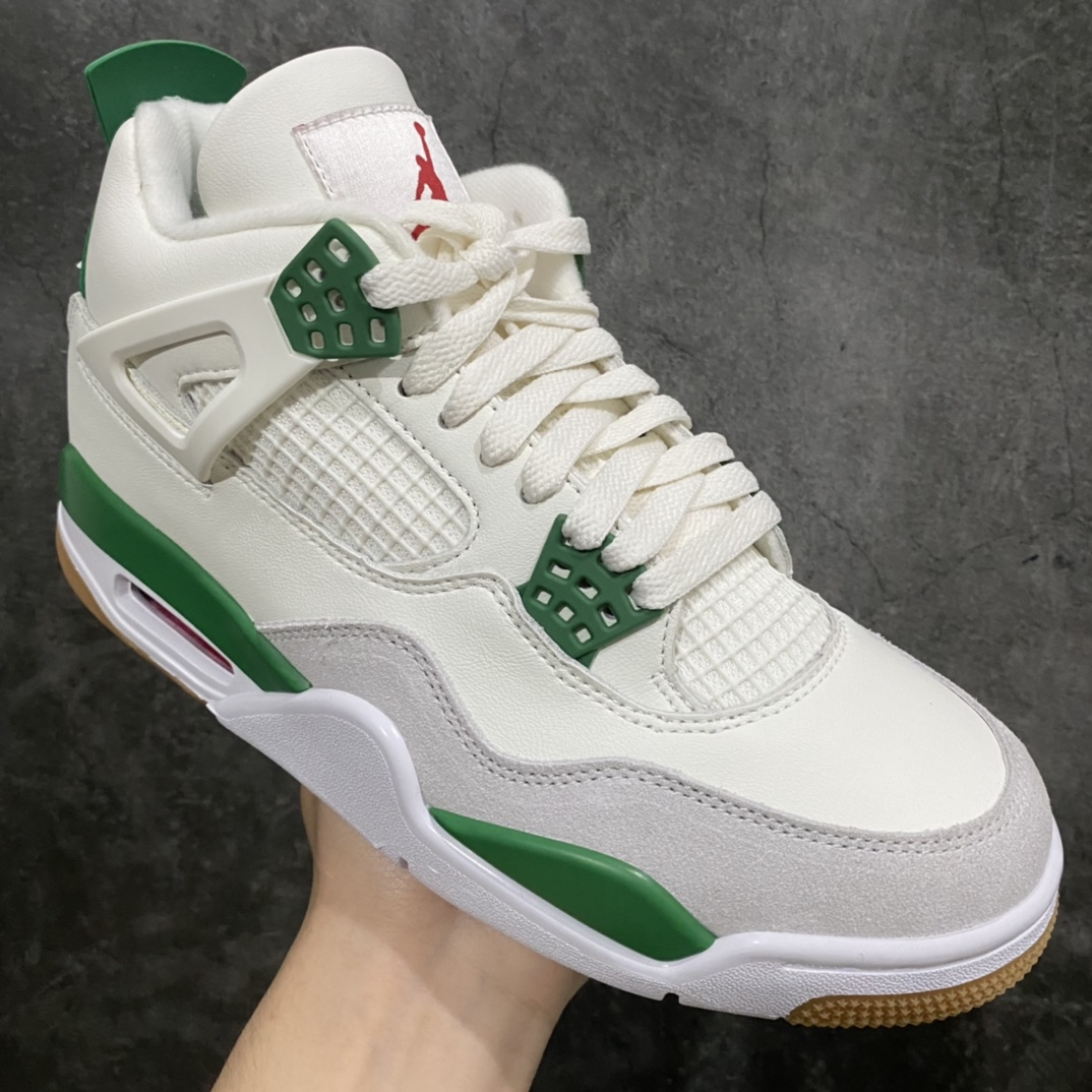 图片[3]-【神版小绿x】 NK SB x Air Jordan AJ4联名绿松石 白绿 DR5415-103n重点区分市面 唯一正确细节 后跟饰片中心位置有合模线 超弹硅胶材质 内层不织布补强 补强为硅胶提供更强耐久性 避免断裂 毫无疑问市场中端王者 耗时半年巨作 全套原纸板楦头开发 确保原汁原味 完美呈现四代版型 一比一鞋头弧度高度鞋身弧度 此版本只针对中端市场 皮料材质有所更替 其他数据细节工艺流程均保持一致 绝不口嗨 细节品控鞋型随意秒杀市面3XX 4XX 原厂TPU网格鞋带扣 正确内里网布 菱角分明不变形无多余毛边 柔软性质感一致于原鞋 市场唯一原厂鞋扣模具 背面可见隐藏注塑口 原厂织唛标 原厂飞人电绣工艺 尾指中部跳三针 独家绑鞋带手法 印刷中底布 四线拉帮 米色美纹纸贴合固定 进口港宝加持 后跟自然饱满 全鞋荧光划线卡点 追求极致完美 每一双都是工艺品 多重QC质检 超越公司货的品控标准 实实在在的免检产品  尺码：40 40.5 41 42 42.5 43 44 44.5 45 46 47.5 48.5-莆田鞋批发中心