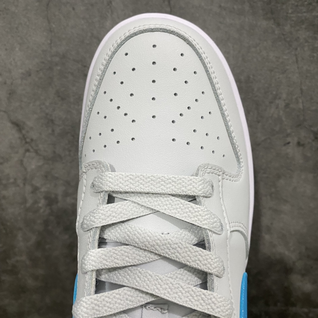 图片[5]-【K版纯原】 Dunk Low \”Light Blue\”灰北卡 SB低帮运动休闲板鞋 DV0831-001nn鞋款整体采用灰色为主色调，天蓝色元素的点赞如同点睛之笔，让鞋子整体质感进一步提升。材质方面，采用了全皮革材质，鞋子侧面的Swoosh以漆皮面料呈现，底部采用白色中底与天蓝色外底搭配的方案。 尺码：36 36.5 37.5 38 38.5 39 40 40.5 41 42 42.5 43 44 44.5 45-莆田鞋批发中心