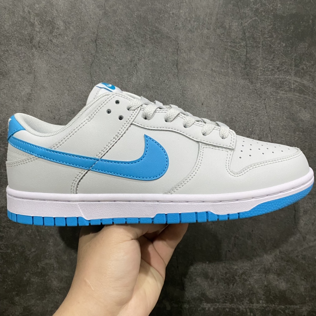 【K版纯原】 Dunk Low \”Light Blue\”灰北卡 SB低帮运动休闲板鞋 DV0831-001nn鞋款整体采用灰色为主色调，天蓝色元素的点赞如同点睛之笔，让鞋子整体质感进一步提升。材质方面，采用了全皮革材质，鞋子侧面的Swoosh以漆皮面料呈现，底部采用白色中底与天蓝色外底搭配的方案。 尺码：36 36.5 37.5 38 38.5 39 40 40.5 41 42 42.5 43 44 44.5 45-莆田鞋批发中心