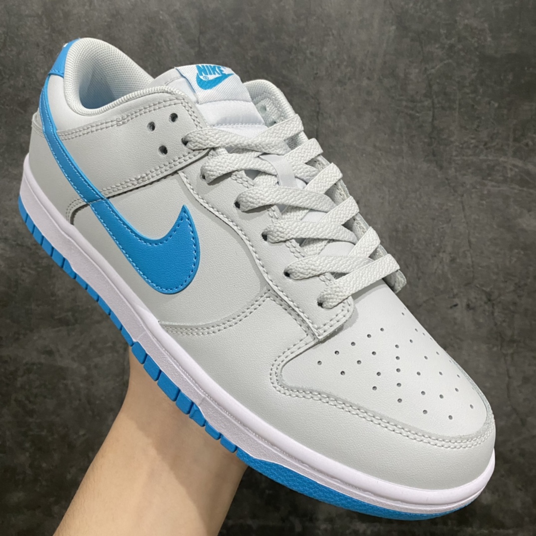 图片[3]-【K版纯原】 Dunk Low \”Light Blue\”灰北卡 SB低帮运动休闲板鞋 DV0831-001nn鞋款整体采用灰色为主色调，天蓝色元素的点赞如同点睛之笔，让鞋子整体质感进一步提升。材质方面，采用了全皮革材质，鞋子侧面的Swoosh以漆皮面料呈现，底部采用白色中底与天蓝色外底搭配的方案。 尺码：36 36.5 37.5 38 38.5 39 40 40.5 41 42 42.5 43 44 44.5 45-莆田鞋批发中心