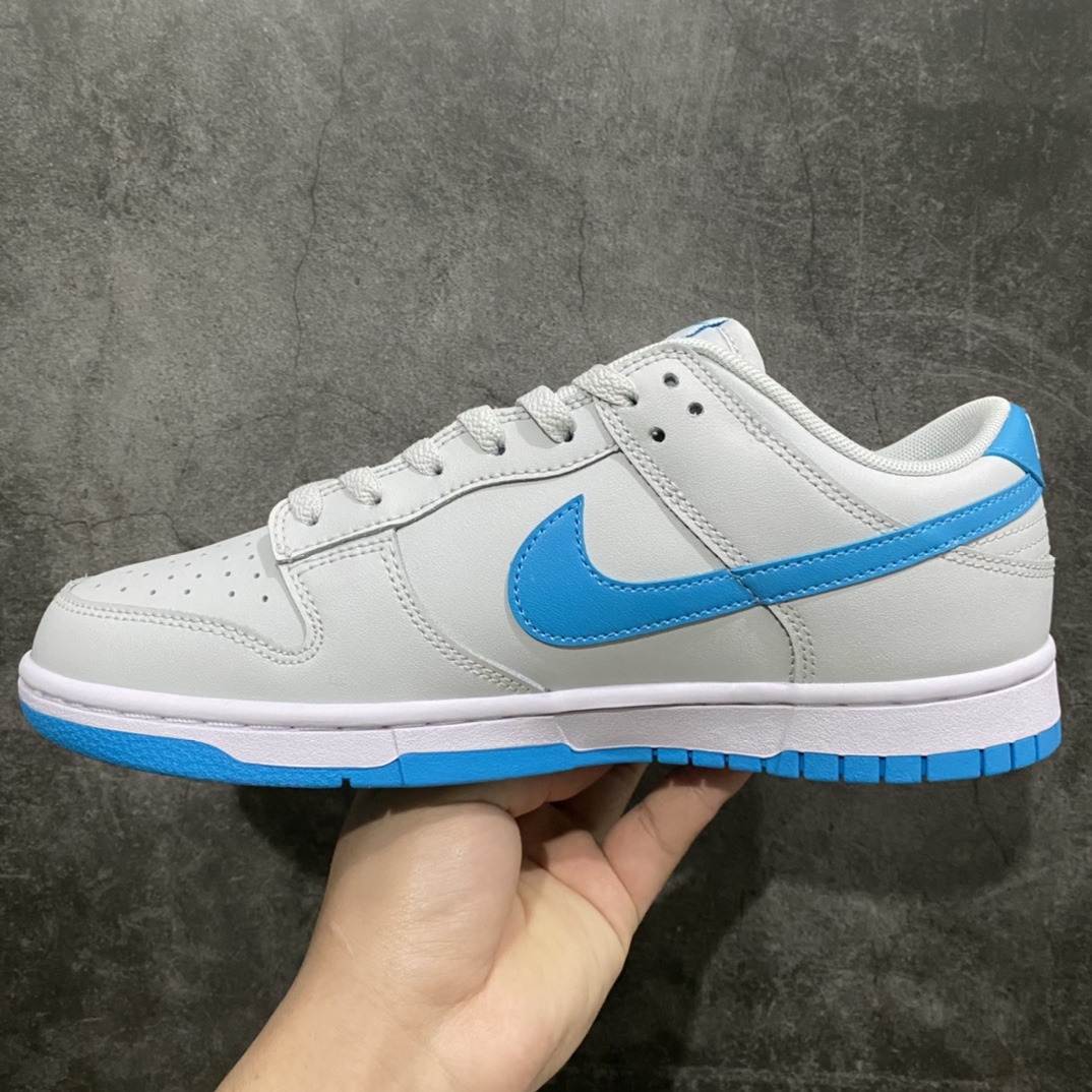 图片[2]-【K版纯原】 Dunk Low \”Light Blue\”灰北卡 SB低帮运动休闲板鞋 DV0831-001nn鞋款整体采用灰色为主色调，天蓝色元素的点赞如同点睛之笔，让鞋子整体质感进一步提升。材质方面，采用了全皮革材质，鞋子侧面的Swoosh以漆皮面料呈现，底部采用白色中底与天蓝色外底搭配的方案。 尺码：36 36.5 37.5 38 38.5 39 40 40.5 41 42 42.5 43 44 44.5 45-莆田鞋批发中心