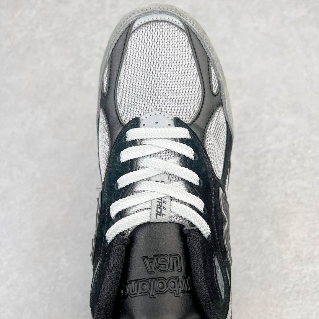 图片[4]-＃K版纯原福利 DTLR x New Balance M990DL3 新百伦NB990V3 联名黑灰 第三代总统复古慢跑鞋 正确3M反光细节 原楦原纸版开发 正确6层组合底模精密开发 搭载全新碳素中底 后跟透明TPU水晶装饰条稳固 沿用了引以为傲的跑鞋手工技艺 采用猪皮绒面并包裹局部透气网面的鞋身设计 菱网鞋舌上刻有New Balance USA 鞋面依旧身着经典的大热之灰 彰显了其高端的品质身份 尺码：36 37 37.5 38 38.5 39 40 40.5 41.5 42 42.5 43 44 45-选品中心
