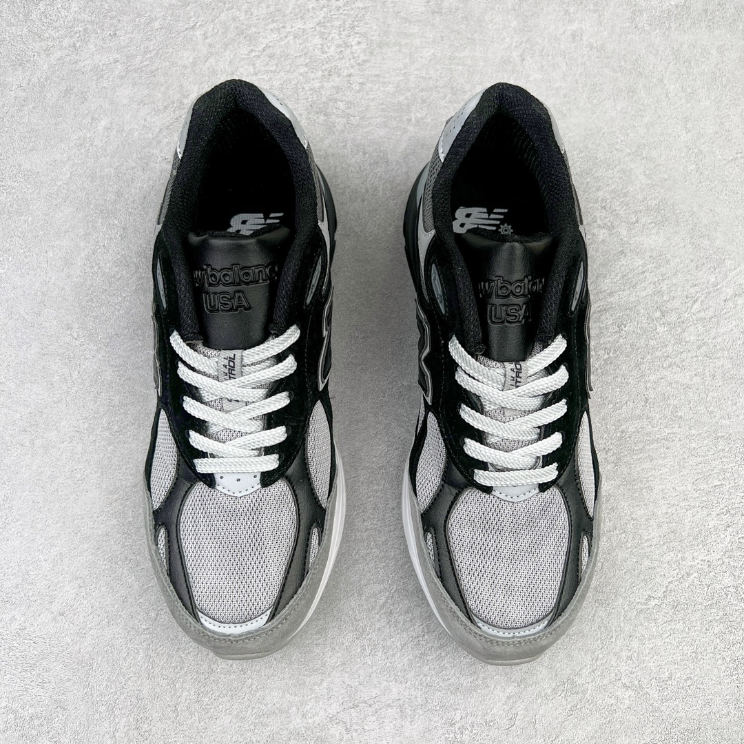 图片[2]-＃K版纯原福利 DTLR x New Balance M990DL3 新百伦NB990V3 联名黑灰 第三代总统复古慢跑鞋 正确3M反光细节 原楦原纸版开发 正确6层组合底模精密开发 搭载全新碳素中底 后跟透明TPU水晶装饰条稳固 沿用了引以为傲的跑鞋手工技艺 采用猪皮绒面并包裹局部透气网面的鞋身设计 菱网鞋舌上刻有New Balance USA 鞋面依旧身着经典的大热之灰 彰显了其高端的品质身份 尺码：36 37 37.5 38 38.5 39 40 40.5 41.5 42 42.5 43 44 45-选品中心