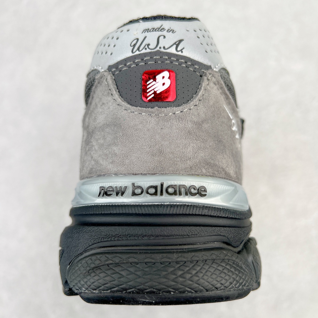 图片[8]-＃K版纯原福利 DTLR x New Balance M990DL3 新百伦NB990V3 联名黑灰 第三代总统复古慢跑鞋 正确3M反光细节 原楦原纸版开发 正确6层组合底模精密开发 搭载全新碳素中底 后跟透明TPU水晶装饰条稳固 沿用了引以为傲的跑鞋手工技艺 采用猪皮绒面并包裹局部透气网面的鞋身设计 菱网鞋舌上刻有New Balance USA 鞋面依旧身着经典的大热之灰 彰显了其高端的品质身份 尺码：36 37 37.5 38 38.5 39 40 40.5 41.5 42 42.5 43 44 45-选品中心