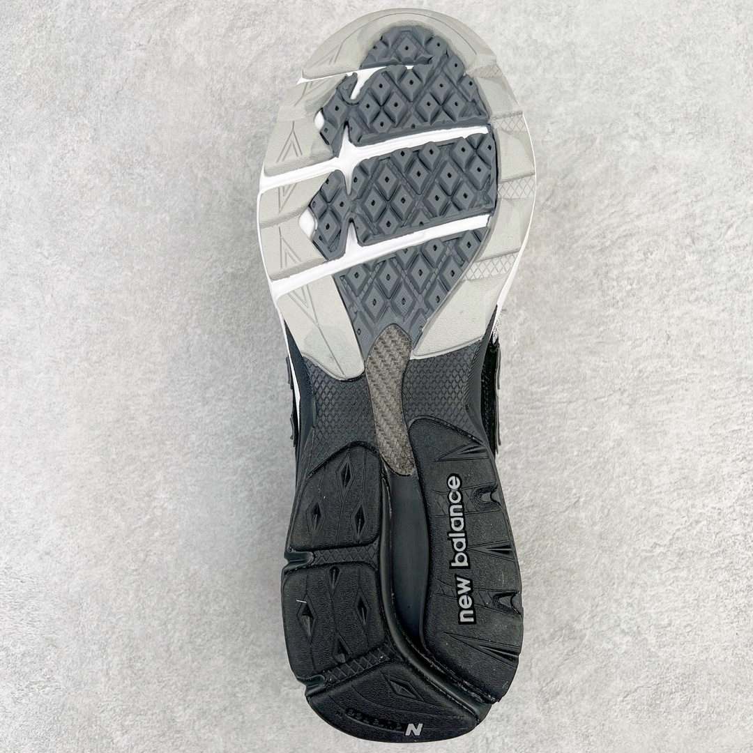 图片[9]-＃K版纯原福利 DTLR x New Balance M990DL3 新百伦NB990V3 联名黑灰 第三代总统复古慢跑鞋 正确3M反光细节 原楦原纸版开发 正确6层组合底模精密开发 搭载全新碳素中底 后跟透明TPU水晶装饰条稳固 沿用了引以为傲的跑鞋手工技艺 采用猪皮绒面并包裹局部透气网面的鞋身设计 菱网鞋舌上刻有New Balance USA 鞋面依旧身着经典的大热之灰 彰显了其高端的品质身份 尺码：36 37 37.5 38 38.5 39 40 40.5 41.5 42 42.5 43 44 45-选品中心