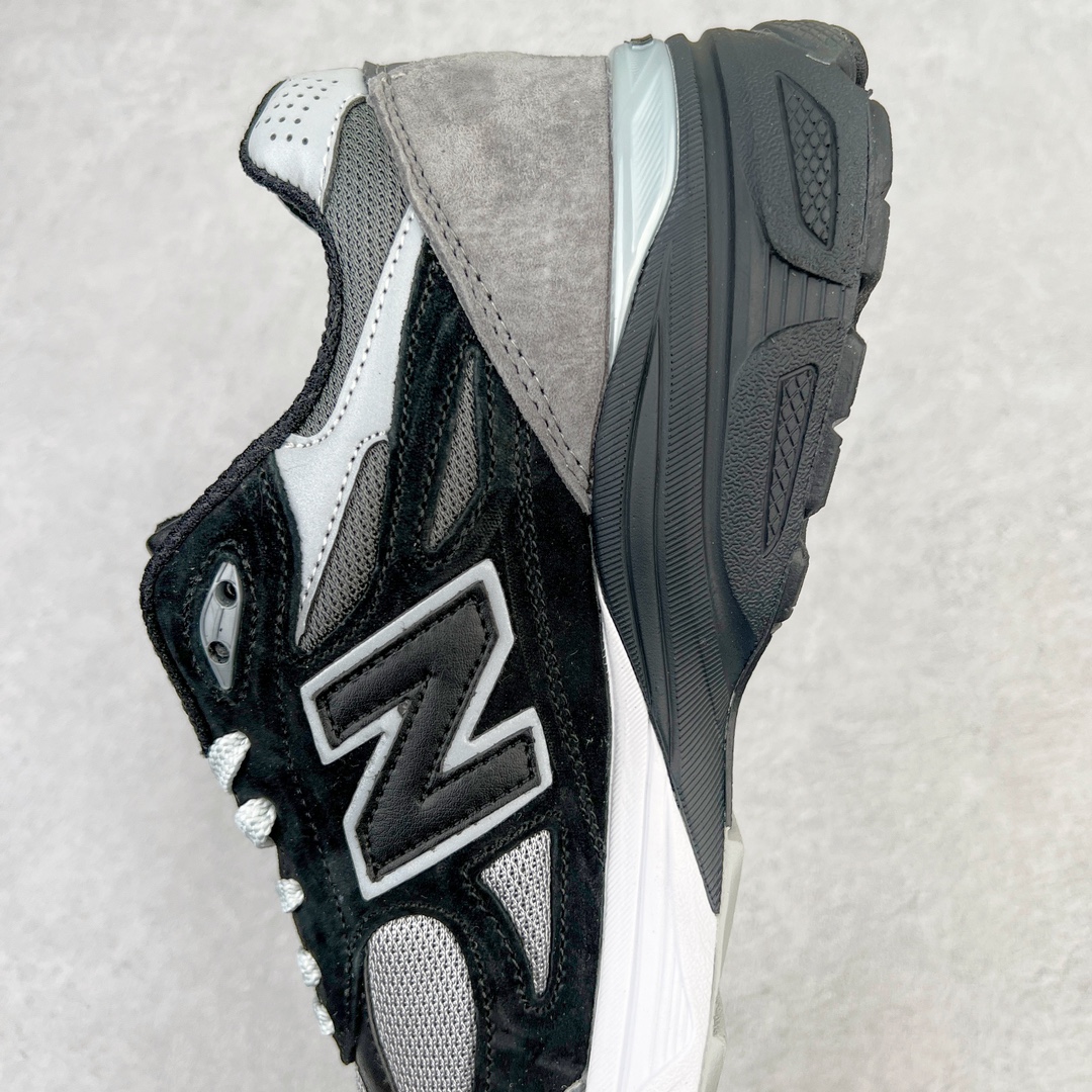 图片[7]-＃K版纯原福利 DTLR x New Balance M990DL3 新百伦NB990V3 联名黑灰 第三代总统复古慢跑鞋 正确3M反光细节 原楦原纸版开发 正确6层组合底模精密开发 搭载全新碳素中底 后跟透明TPU水晶装饰条稳固 沿用了引以为傲的跑鞋手工技艺 采用猪皮绒面并包裹局部透气网面的鞋身设计 菱网鞋舌上刻有New Balance USA 鞋面依旧身着经典的大热之灰 彰显了其高端的品质身份 尺码：36 37 37.5 38 38.5 39 40 40.5 41.5 42 42.5 43 44 45-选品中心