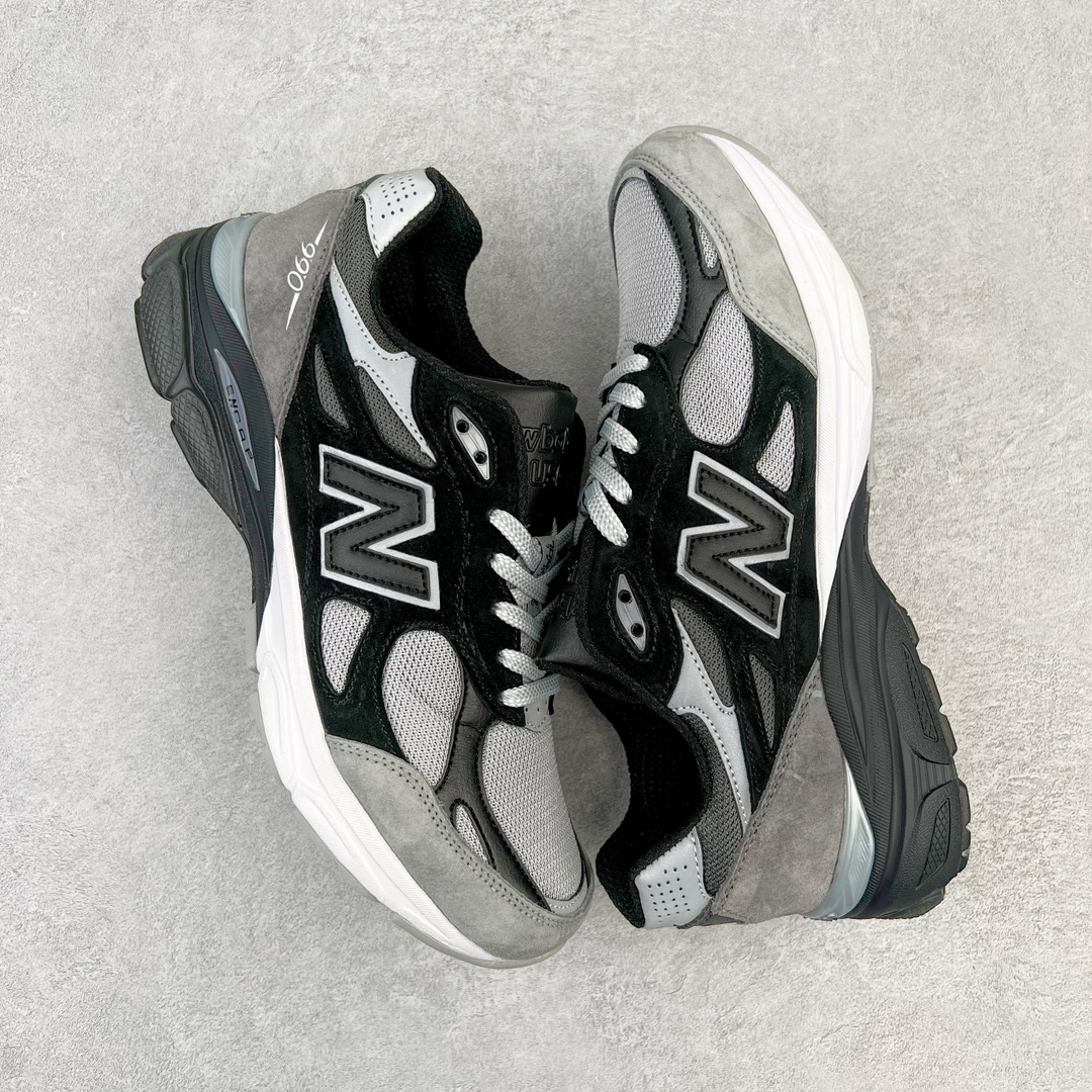 图片[3]-＃K版纯原福利 DTLR x New Balance M990DL3 新百伦NB990V3 联名黑灰 第三代总统复古慢跑鞋 正确3M反光细节 原楦原纸版开发 正确6层组合底模精密开发 搭载全新碳素中底 后跟透明TPU水晶装饰条稳固 沿用了引以为傲的跑鞋手工技艺 采用猪皮绒面并包裹局部透气网面的鞋身设计 菱网鞋舌上刻有New Balance USA 鞋面依旧身着经典的大热之灰 彰显了其高端的品质身份 尺码：36 37 37.5 38 38.5 39 40 40.5 41.5 42 42.5 43 44 45-选品中心
