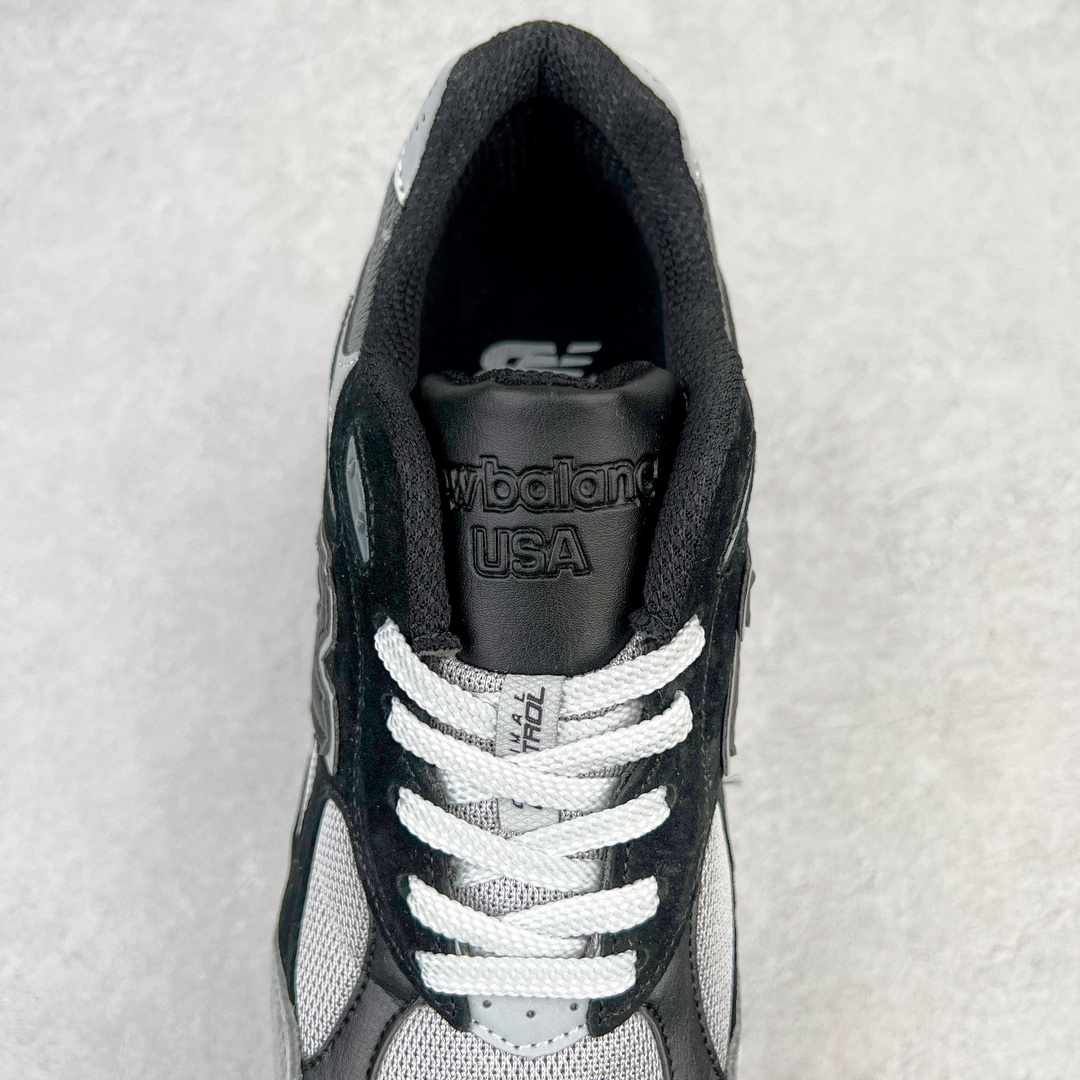 图片[5]-＃K版纯原福利 DTLR x New Balance M990DL3 新百伦NB990V3 联名黑灰 第三代总统复古慢跑鞋 正确3M反光细节 原楦原纸版开发 正确6层组合底模精密开发 搭载全新碳素中底 后跟透明TPU水晶装饰条稳固 沿用了引以为傲的跑鞋手工技艺 采用猪皮绒面并包裹局部透气网面的鞋身设计 菱网鞋舌上刻有New Balance USA 鞋面依旧身着经典的大热之灰 彰显了其高端的品质身份 尺码：36 37 37.5 38 38.5 39 40 40.5 41.5 42 42.5 43 44 45-选品中心