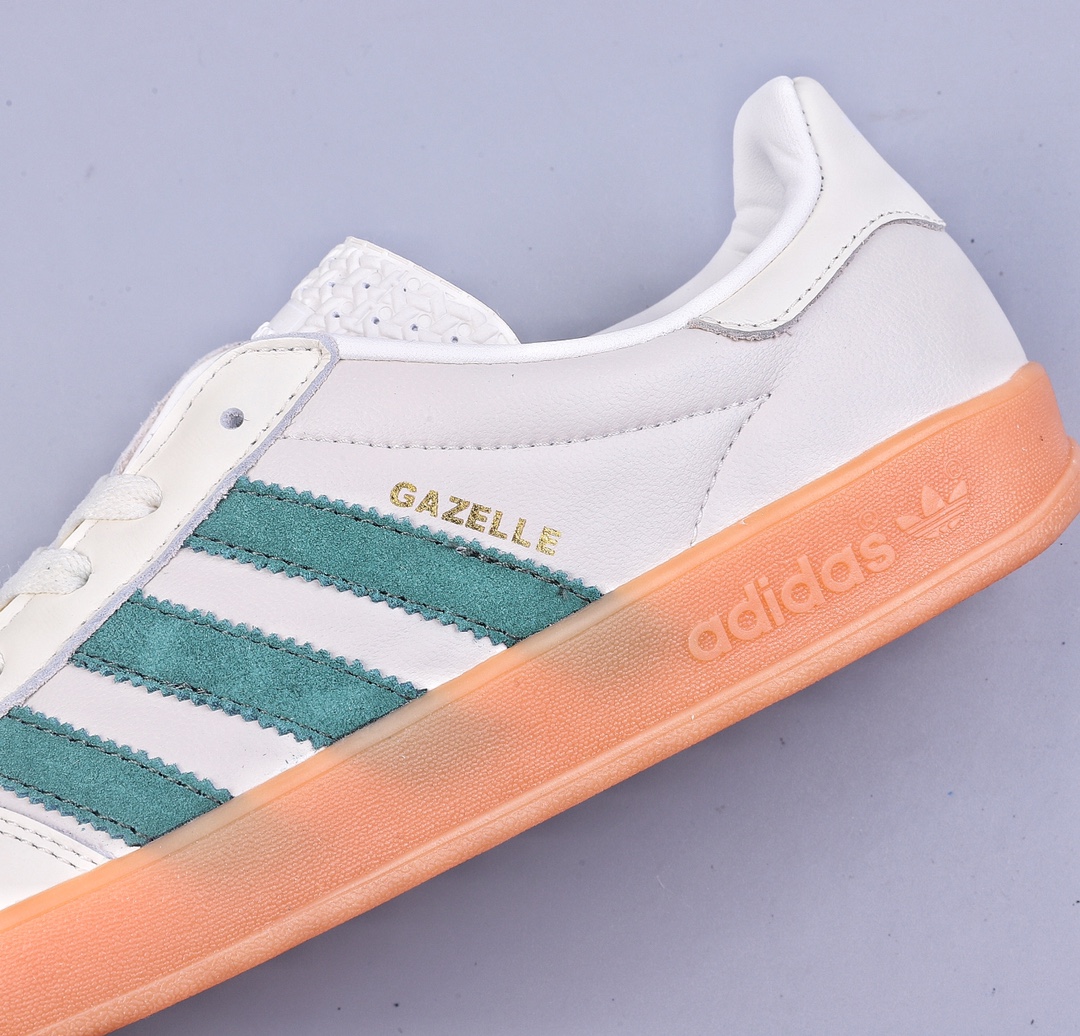 YH。adidas originals Gazelle Indoor 版本以米白色鞋身配以绿色的三槓 ID2567