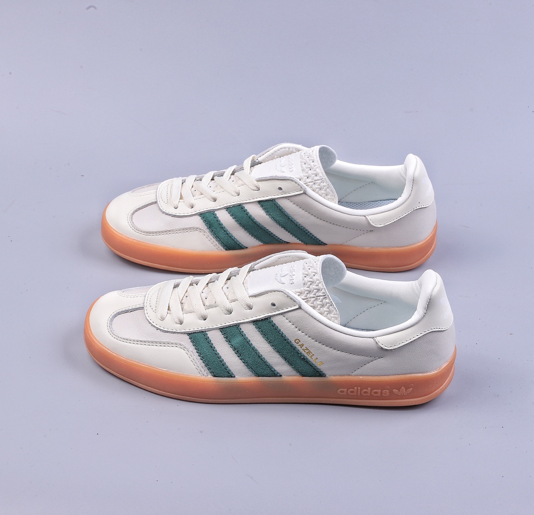 YH。adidas originals Gazelle Indoor 版本以米白色鞋身配以绿色的三槓 ID2567